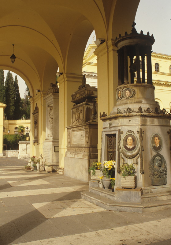 Quadriportico - tomba Fumaroli (ritratti di Severati) Quadriportico - tomba Fumaroli (ritratti di Severati)