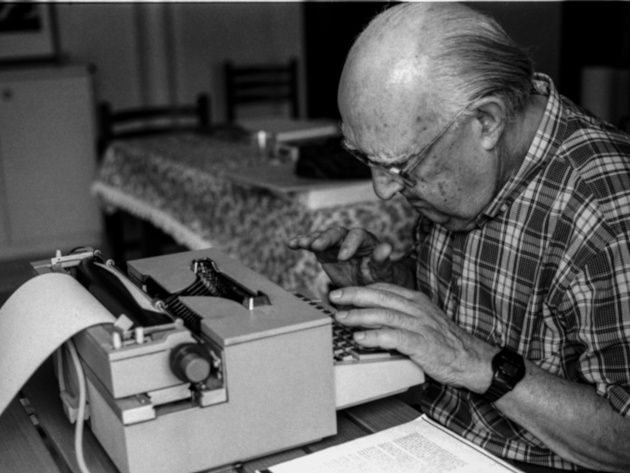 Andrea Camilleri alla macchina da scrivere nella sua casa di Porto Empedocle, 1999, foto Angelo Pitrone Andrea Camilleri alla macchina da scrivere nella sua casa di Porto Empedocle, 1999, foto Angelo Pitrone