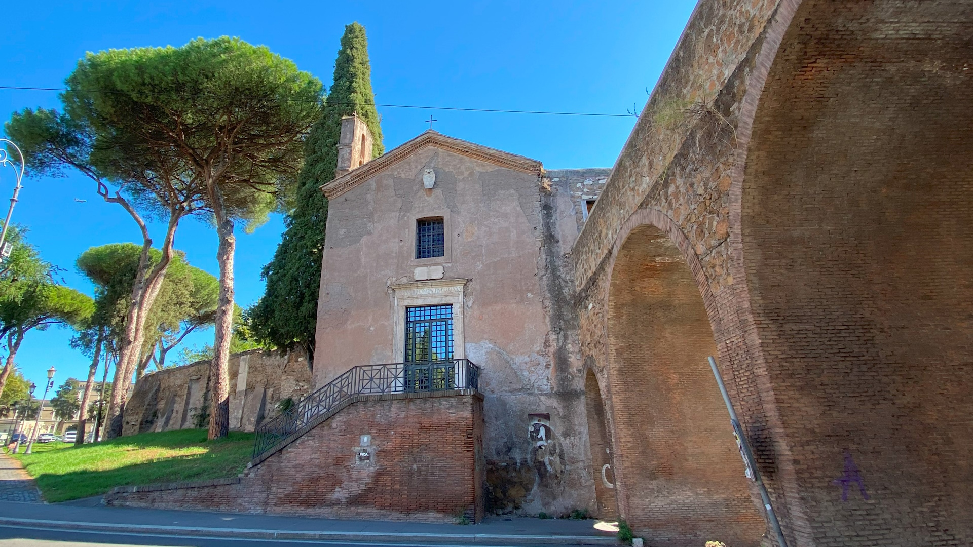 Chiesa di Santa Maria del Buon Aiuto nell'Anfiteatro Castrense Chiesa di Santa Maria del Buon Aiuto nell'Anfiteatro Castrense