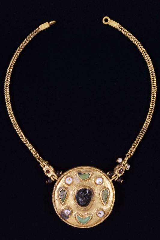 Collana I secolo d.C. Oro, perle, turchese e rubino Thaj,Tell al-Zayer Museo Nazionale, Riad Collana I secolo d.C. Oro, perle, turchese e rubino Thaj, Tell al-Zayer Museo Nazionale, Riad