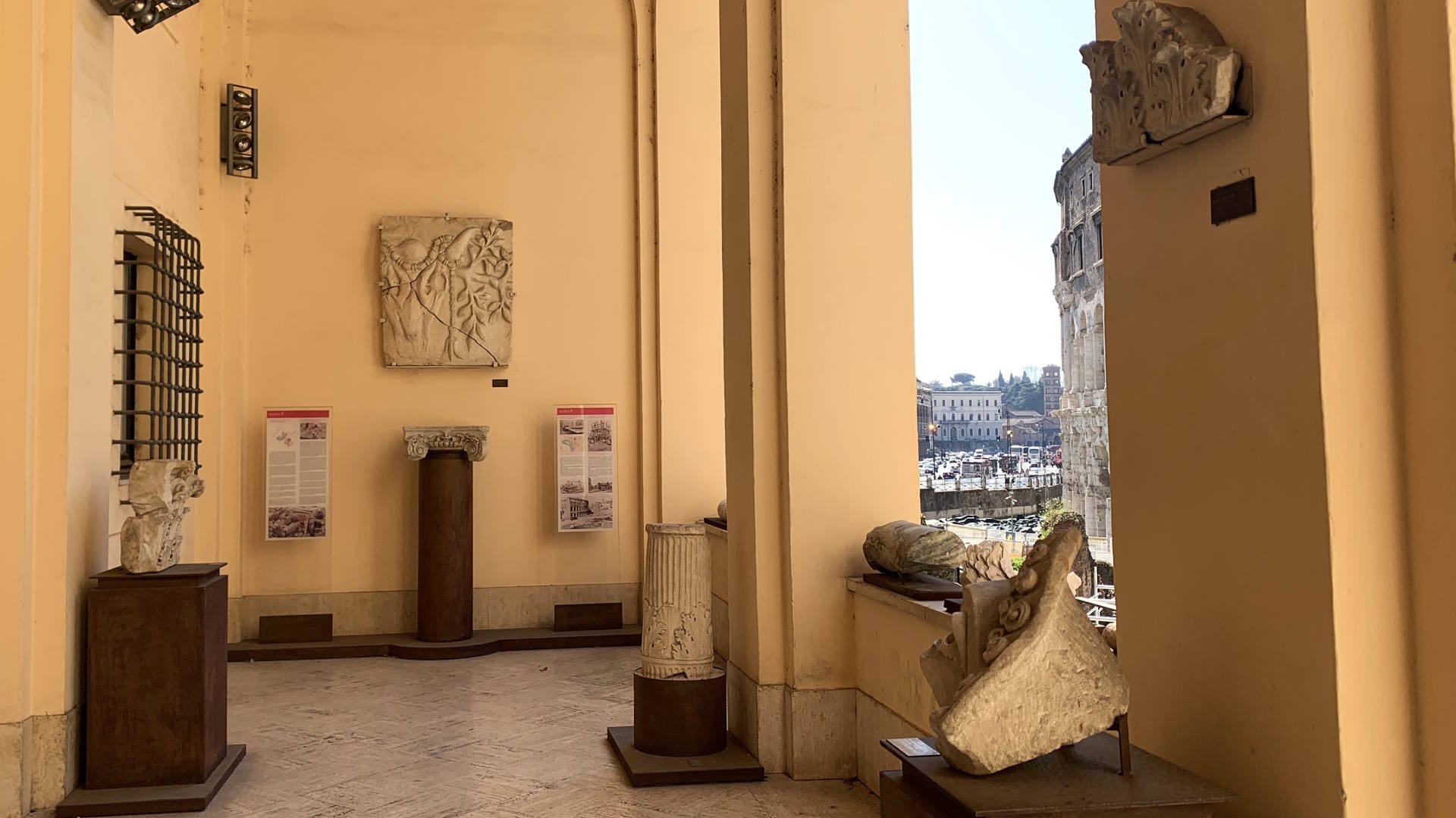 Cortile del Tempio di Apollo in Circo ph. Turismo Roma Cortile del Tempio di Apollo in Circo ph. Turismo Roma