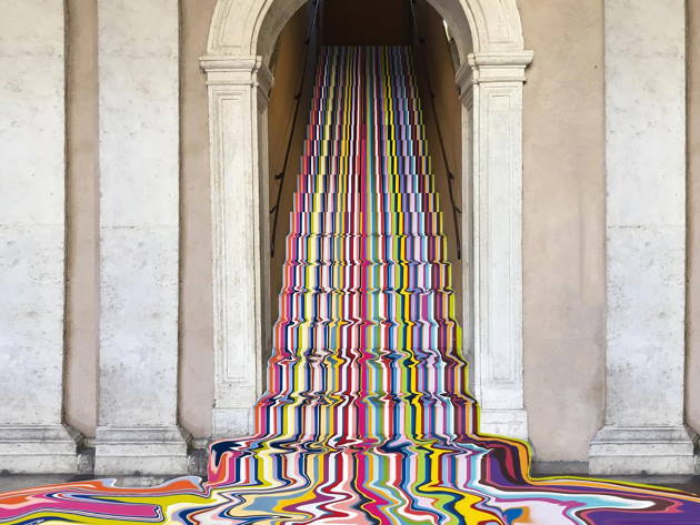 Ian Davenport, Poured Staircase (working title), 2021, installazione site-specific, Chiostro del Bramante, Roma, courtesy Ian Davenport Ian Davenport, Poured Staircase (working title), 2021, installazione site-specific, Chiostro del Bramante, Roma, courtesy Ian Davenport