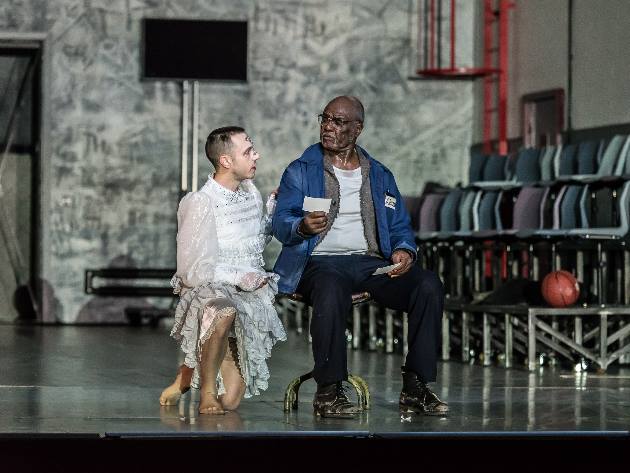 Da una casa di morti, Pascal Charbonneau (Aljeja), Willard White (Alexandr Petrovic Gorjancikov), credit ROH, ph Clive Barda