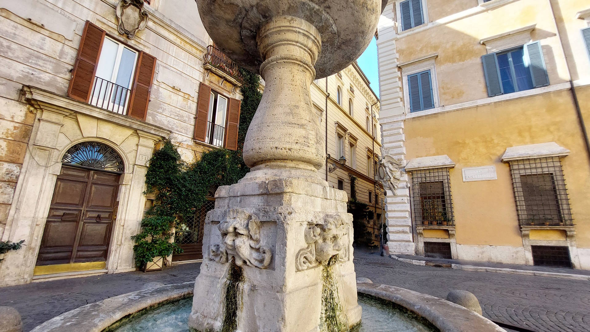 Fontana di Piazza San Simeone Fontana di Piazza San Simeone