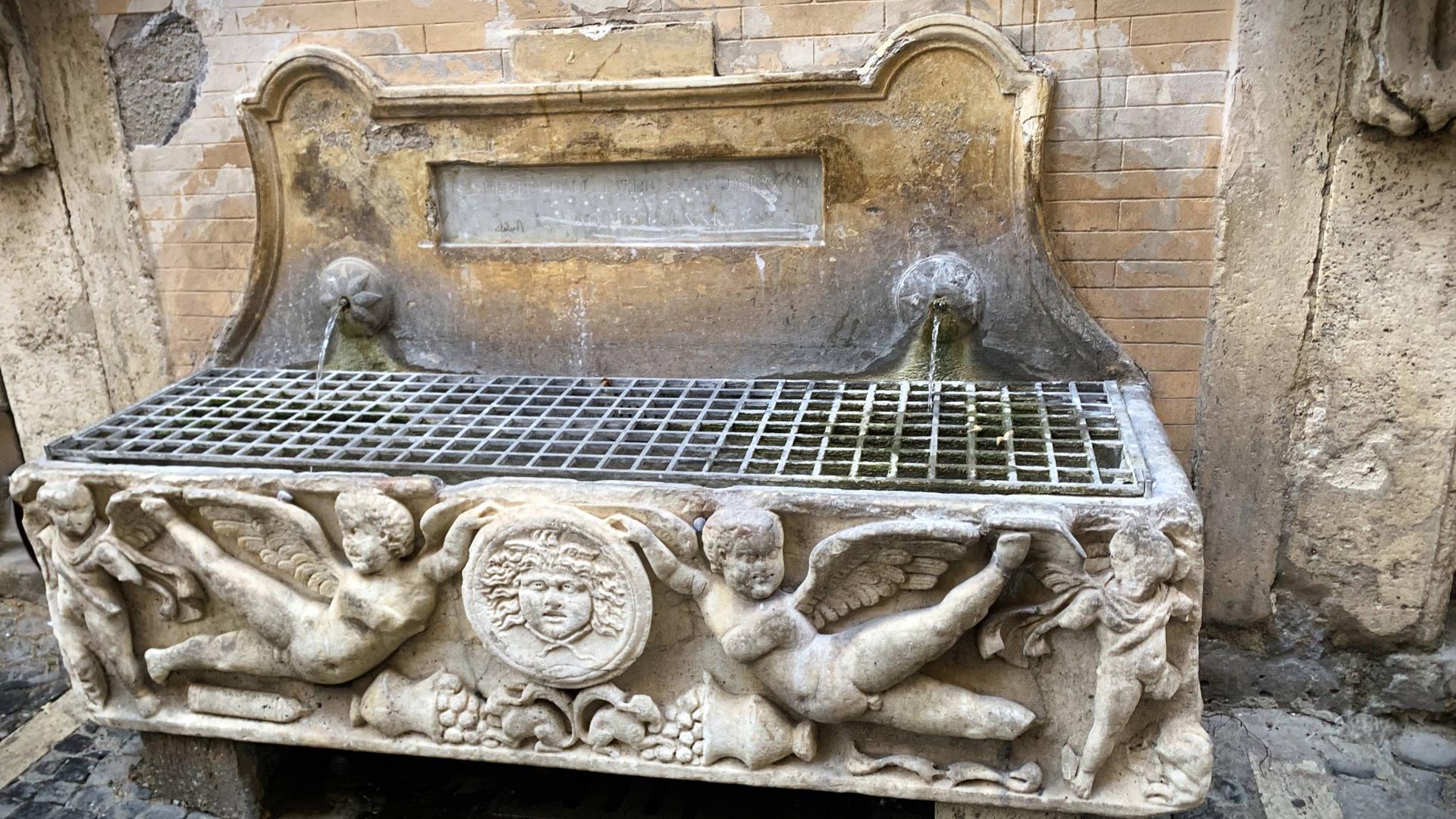 Fontana sarcofago di via Santo Stefano del Cacco ph. Turismo Roma