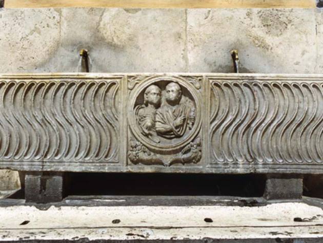 Fontana sarcofago lato Basilica Santa Maria del Popolo ph Sovrintendenza Capitolina ai Beni Culturali Fontana sarcofago lato Basilica Santa Maria del Popolo ph Sovrintendenza Capitolina ai Beni Culturali