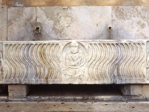 Fontana sarcofago lato Caserma Giacomo Acqua Fontana sarcofago lato Caserma Giacomo Acqua