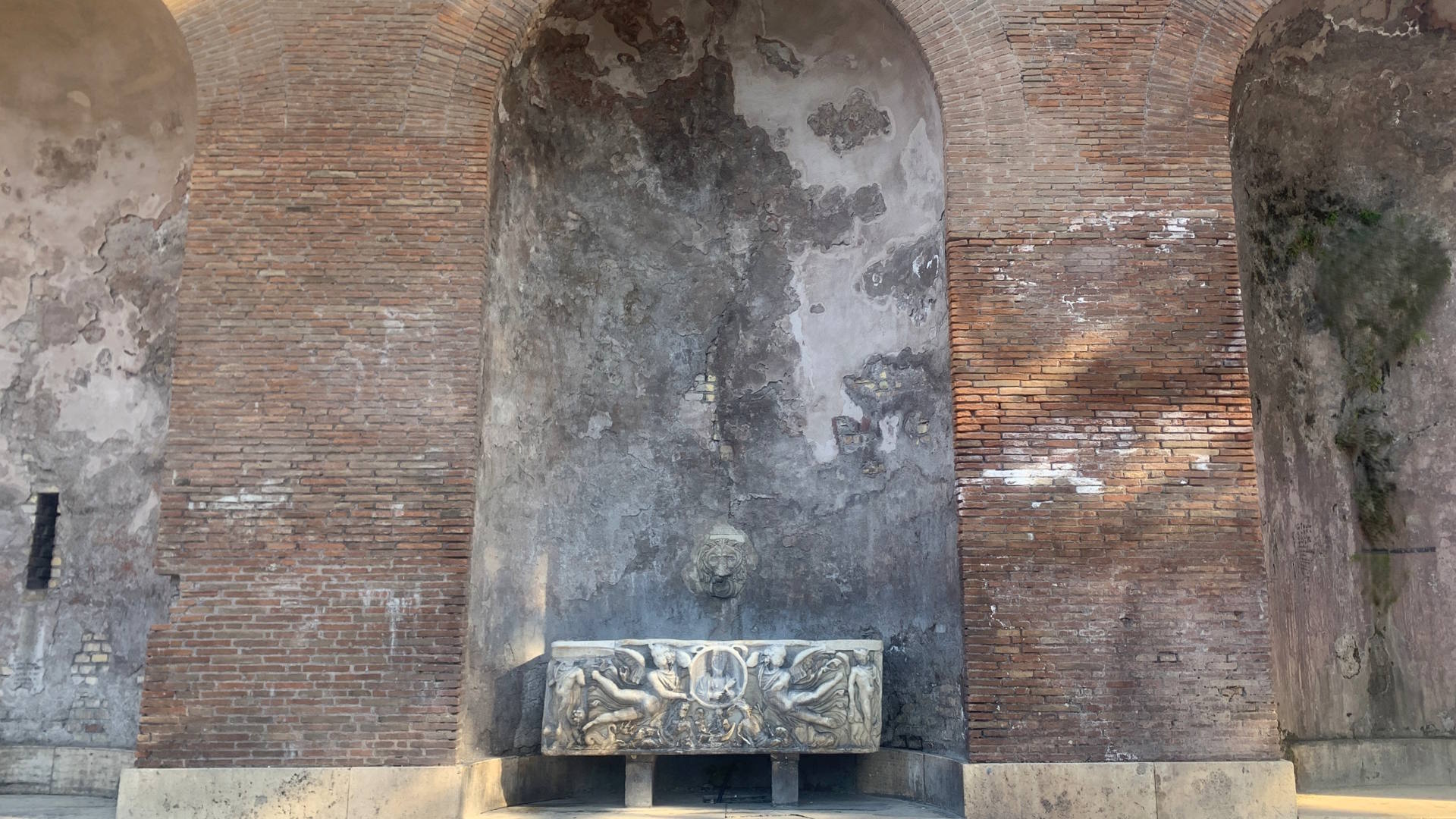 Fontana sarcofago al Colosseo ph. Turismo Roma