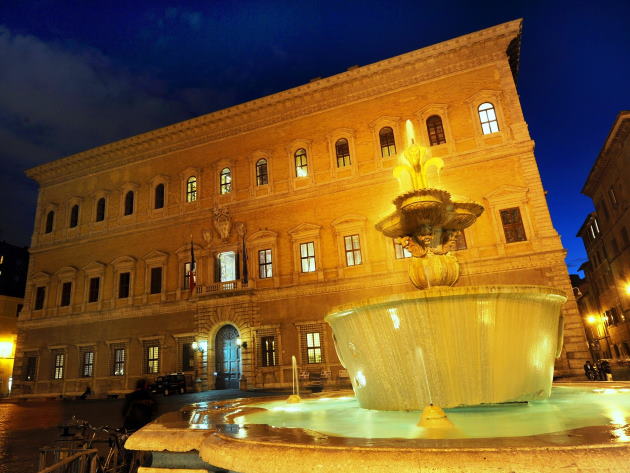 Piazza Farnese - Foto Profilo ufficiale Facebook Ambassade de France en Italie Piazza Farnese - Foto Profilo ufficiale Facebook Ambassade de France en Italie