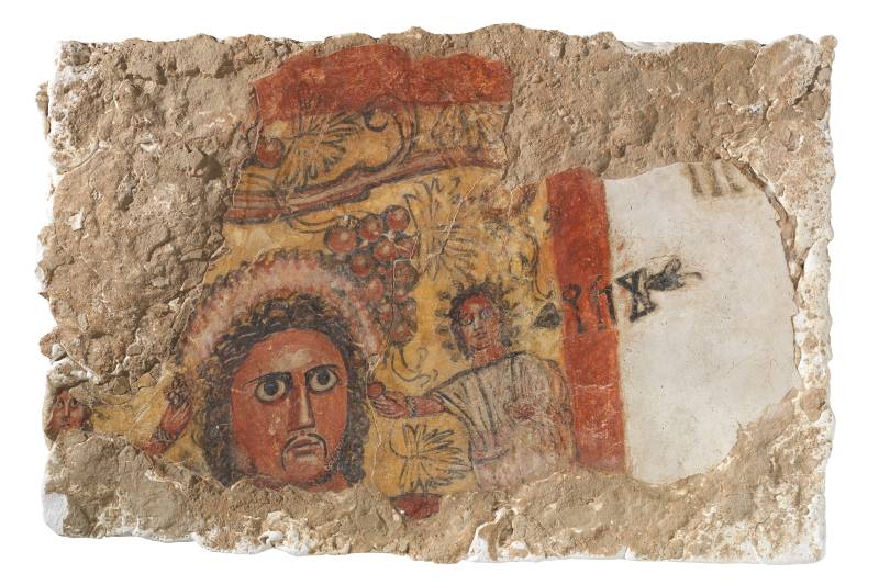 Frammento di pittura parietale con testa virile e iscrizione in sudarabico antico: scena di banchetto (?) I-II secolo d.C. Qaryat al-Faw, quartiere residenziale (palazzo) National Museum, Riad Frammento di pittura parietale con testa virile e iscrizione in sudarabico antico: scena di banchetto (?) I-II secolo d.C. Qaryat al-Faw, quartiere residenziale (palazzo) National Museum, Riad
