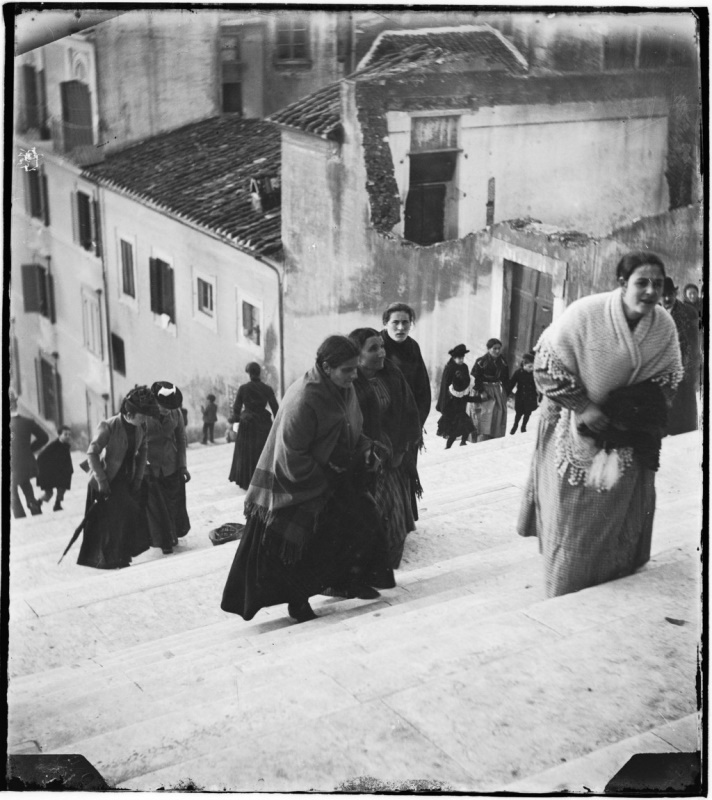 Giuseppe Primoli, Donne sulla scalinata dell'Ara Coeli, Roma, Fondazione Primoli Giuseppe Primoli, Donne sulla scalinata dell'Ara Coeli, Roma, Fondazione Primoli