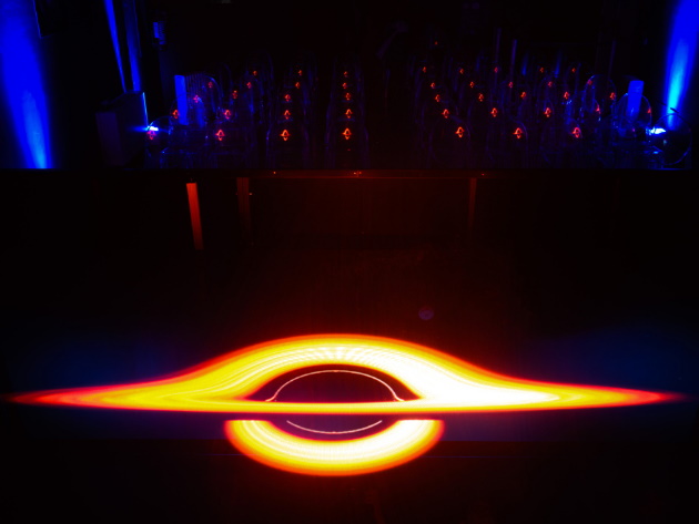 Nella foto, l’ologramma del buco nero realizzato da Jeremy Schnittman della Nasa. Crediti: Maria Teresa Menna/Inaf Nella foto, l’ologramma del buco nero realizzato da Jeremy Schnittman della Nasa. Crediti: Maria Teresa Menna/Inaf