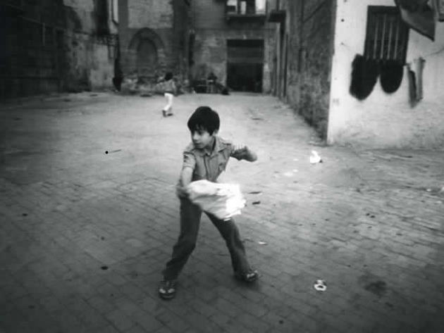 Il bambino gioca con il fuoco. Quartiere Borgo Vecchio. Palermo, 1986 (LB_1885) Il bambino gioca con il fuoco. Quartiere Borgo Vecchio. Palermo, 1986 (LB_1885)