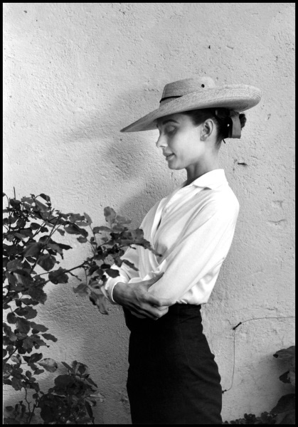 Audrey Hepburn sul set di Unforgiven, Messico 1959 © Fotohof archiv Inge Morath Foundation Magnum Photos Audrey Hepburn sul set di Unforgiven, Messico 1959 © Fotohof archiv Inge Morath Foundation Magnum Photos