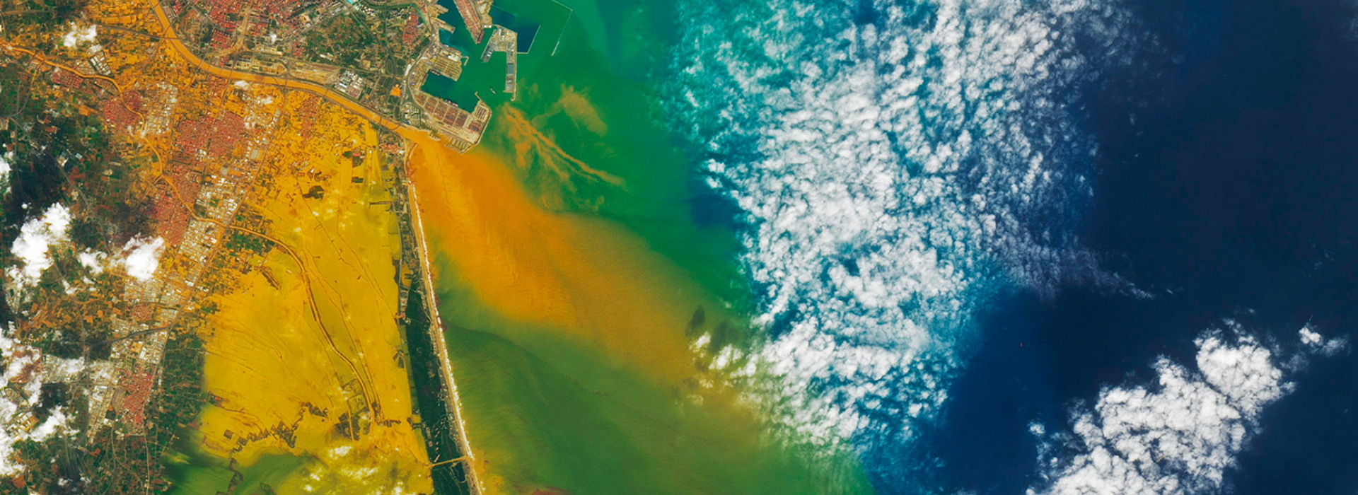 Inondazioni a Valencia, Spagna ph. NASA Earth Observatory Landsat 8 satellite Lauren Dauphin (dettaglio)