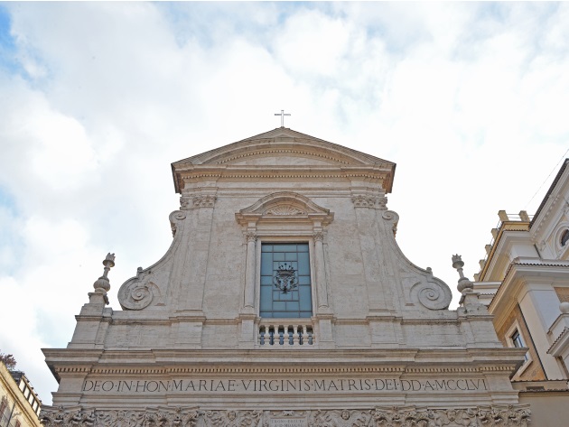 Santa Maria in Via - La facciata della chiesa vista da Largo Chigi