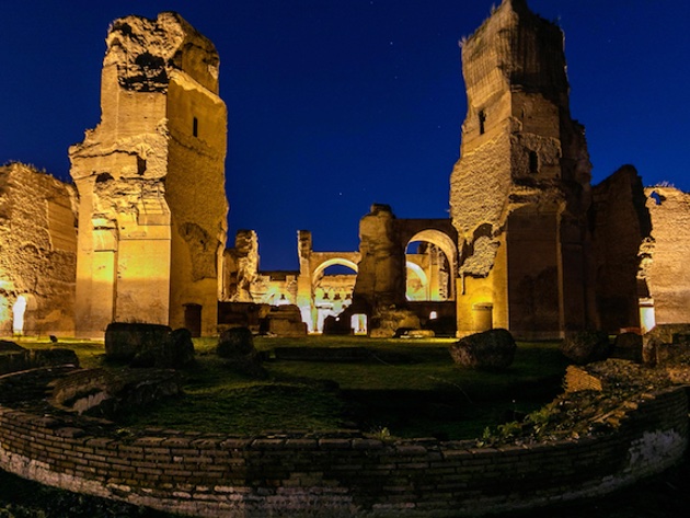 The night shines at the Baths Caracalla | Turismo Roma