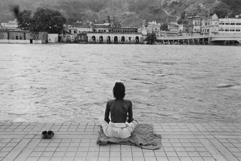 Meditazione in riva al Gange, Haridwar, India 1960