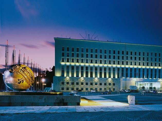 Piazzale della Farnesina, sfera grande, Foto arnaldopomodoro.it Piazzale della Farnesina, sfera grande, Foto arnaldopomodoro.it