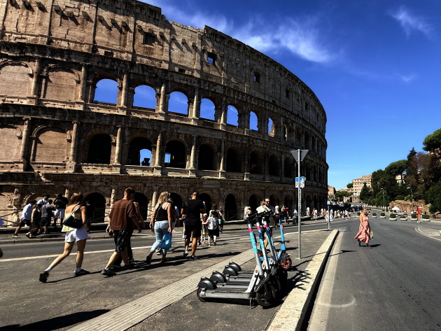 Monopattini al Colosseo ph. MM Turismo Roma Monopattini al Colosseo ph. MM Turismo Roma