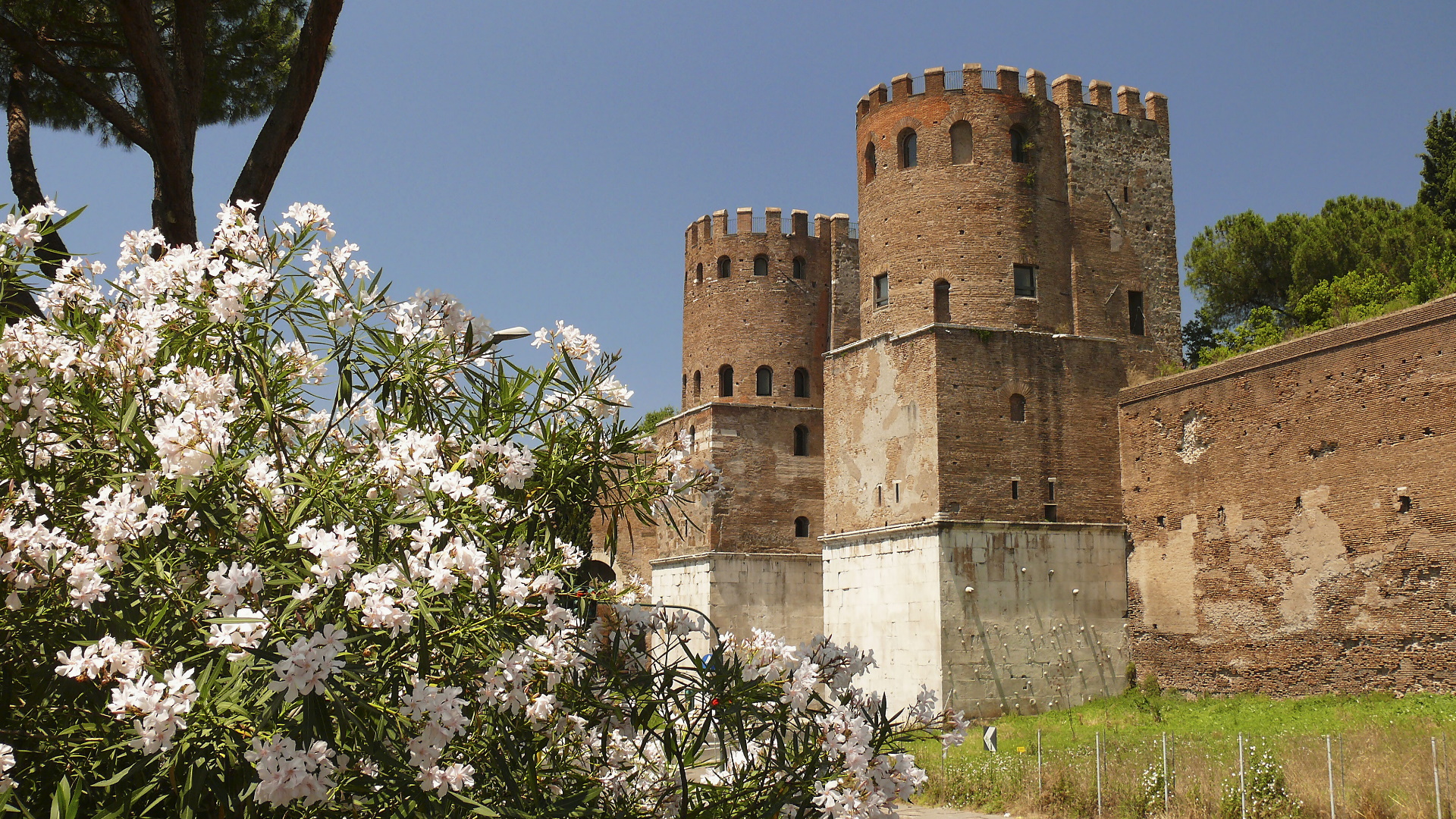 Monumenti - Porta S. Sebastiano © Tono Labra _ AGF Monumenti - Porta S. Sebastiano © Tono Labra _ AGF