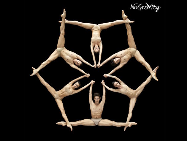 NoGravity, corpi di danzatori che formano una stella