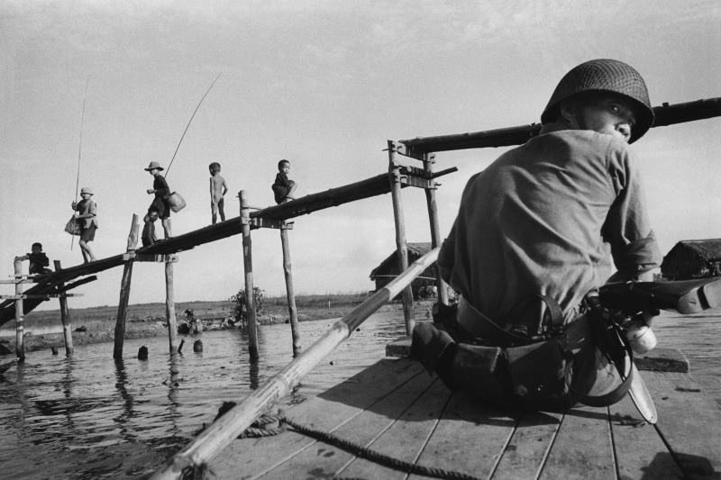 Pattugliamento nel canale, Binh Hung, Vietnam del Sud 1960 Pattugliamento nel canale, Binh Hung, Vietnam del Sud 1960