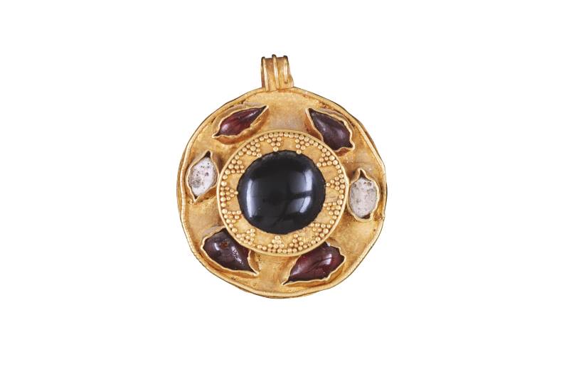 Pendente rotondo con granati e perle incastonate II secolo d.C. Oro, cabochon di granato a goccia e perle,Tomba di Ayn Jawan Museo Nazionale, Riad Pendente rotondo con granati e perle incastonate II secolo d.C. Oro, cabochon di granato a goccia e perle,Tomba di Ayn Jawan Museo Nazionale, Riad