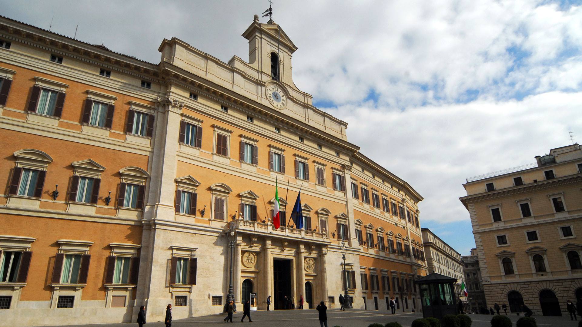 Piazza di Montecitorio Piazza di Montecitorio