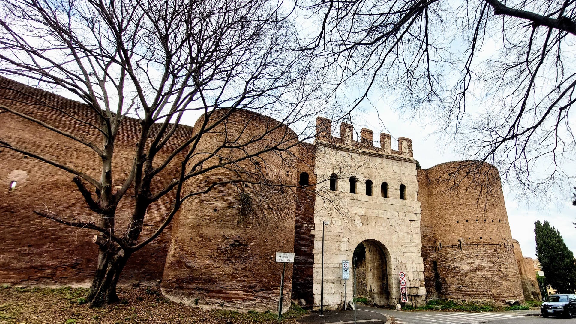 Porta Latina ph. Turismo Roma
