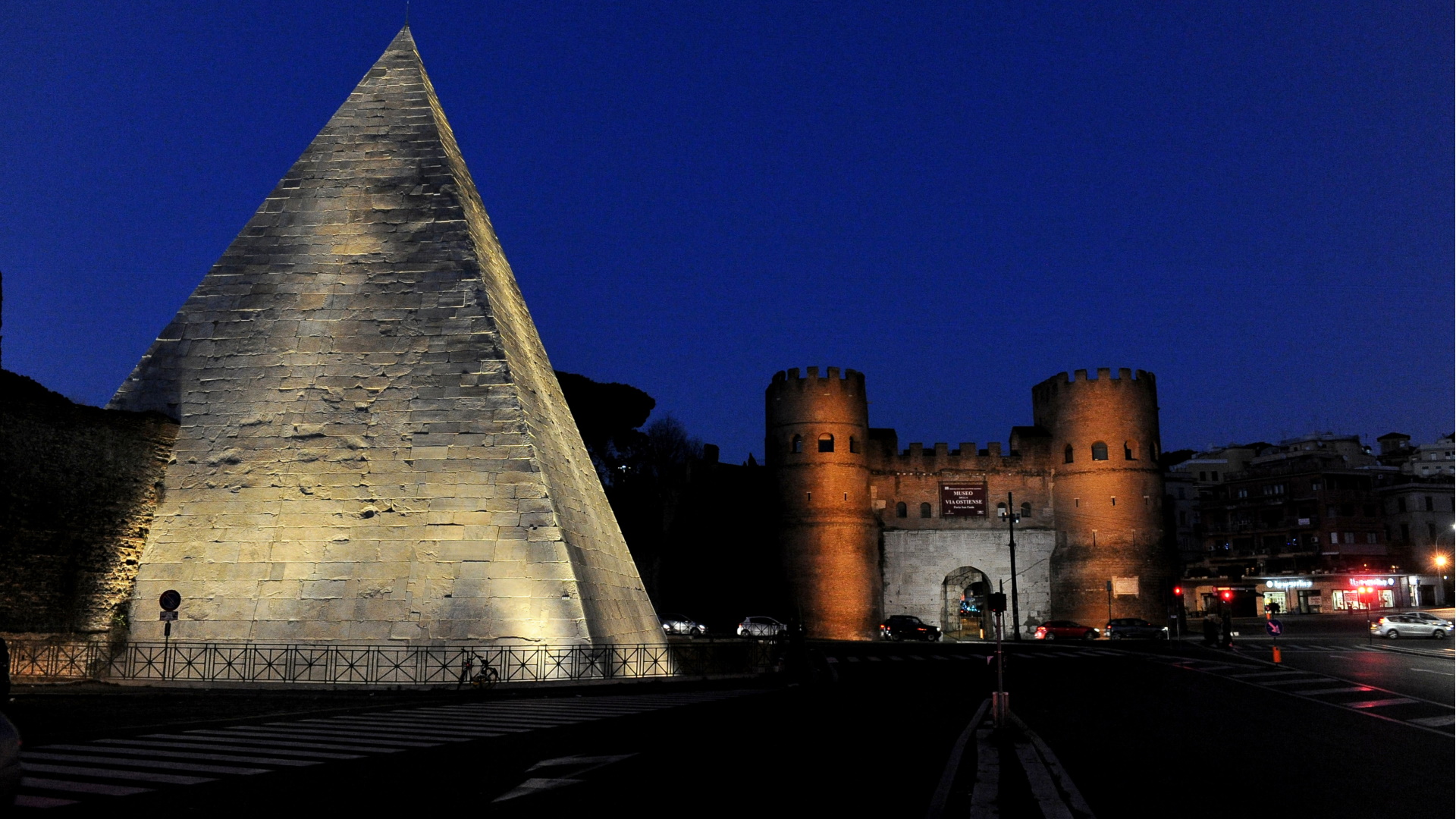 Piramide Cestia e Porta San Paolo by night