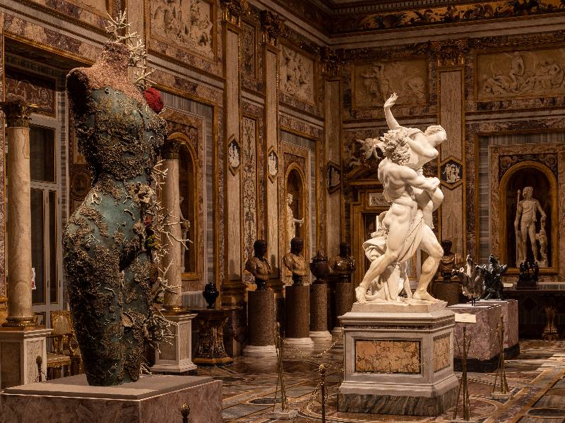 Ratto di Proserpina, Gian Lorenzo Bernini, 1621-22, e Grecian Nude, 2013, , Collezione privata, Ph. by A. Novelli © Galleria Borghese – Ministero della Cultura © Damien Hirst and Science Ltd. Ratto di Proserpina, Gian Lorenzo Bernini, 1621-22, e Grecian Nude, 2013, Collezione privata, Ph. by A. Novelli © Galleria Borghese – Ministero della Cultura © Damien Hirst and Science Ltd.