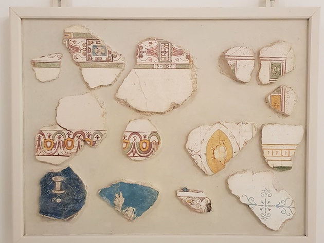Sotto il segno del Capricorno. La pittura in età adrianea-Foto: di Veronica Fondi, pannello con frammenti di intonaci dipinti, Villa Adriana, depositi di età adrianea Sotto il segno del Capricorno. La pittura in età adrianea-Foto: di Veronica Fondi, pannello con frammenti di intonaci dipinti, Villa Adriana, depositi di età adrianea