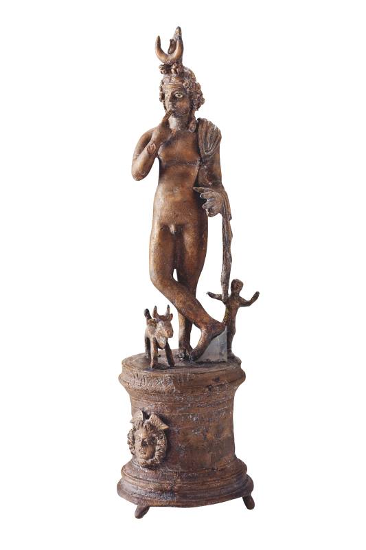 Statuetta di Arpocrate con nome del proprietario o dell’artista I-III secolo d.C. Bronzo Qaryat al-Faw Museo del Dipartimento di Archeologia, King Saud University, Riad Statuetta di Arpocrate con nome del proprietario o dell’artista I-III secolo d.C. Bronzo Qaryat al-Faw Museo del Dipartimento di Archeologia, King Saud University, Riad