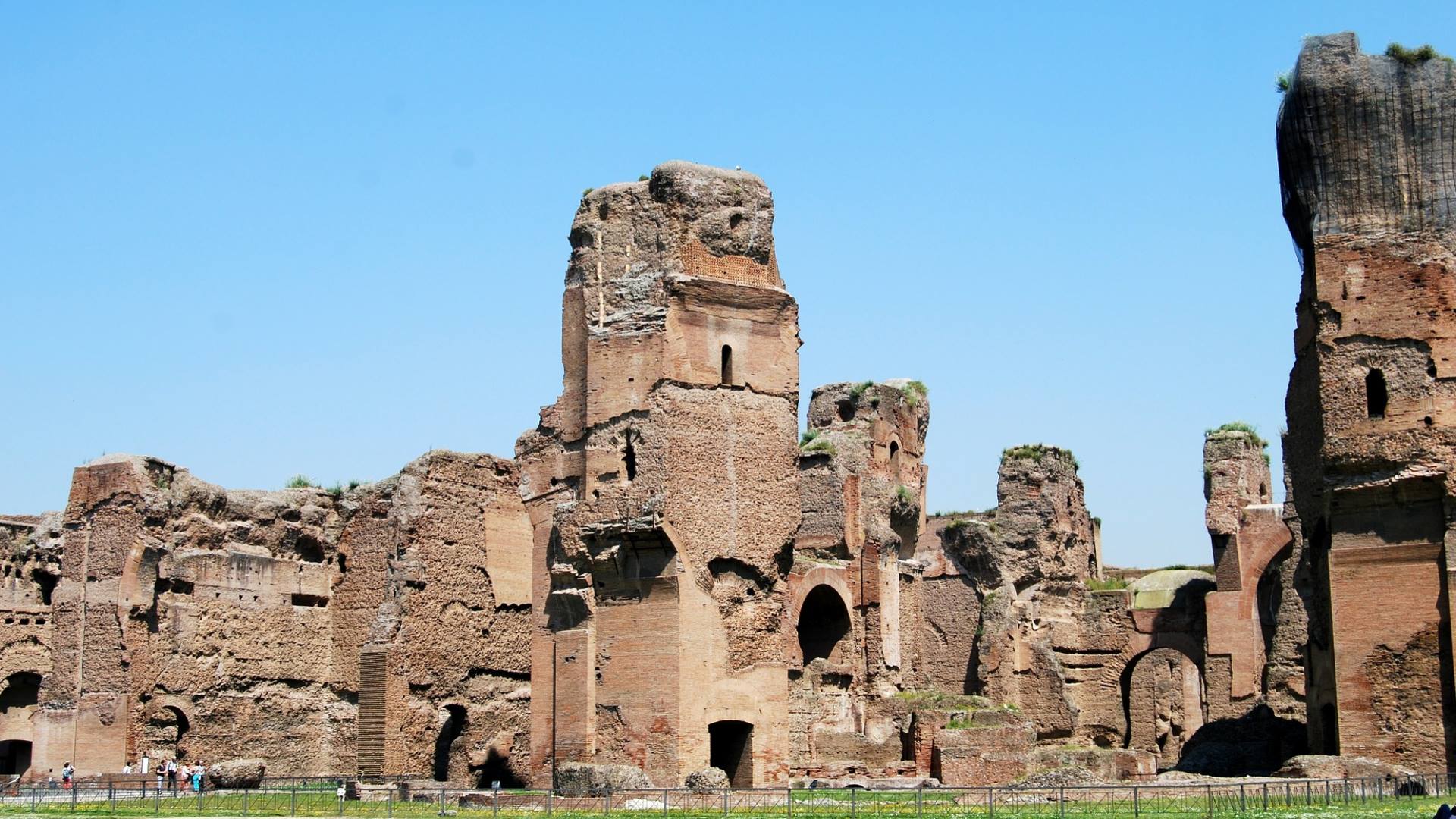 Le Terme di Caracalla sono il complesso termale più grande nella Roma imperiale e nel mondo. I bagni, rimasti in funzione pe