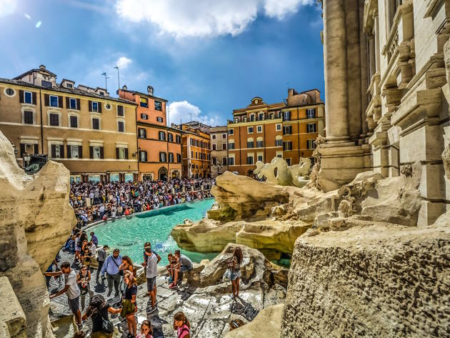 Fontana di Trevi Fontana di Trevi con gente