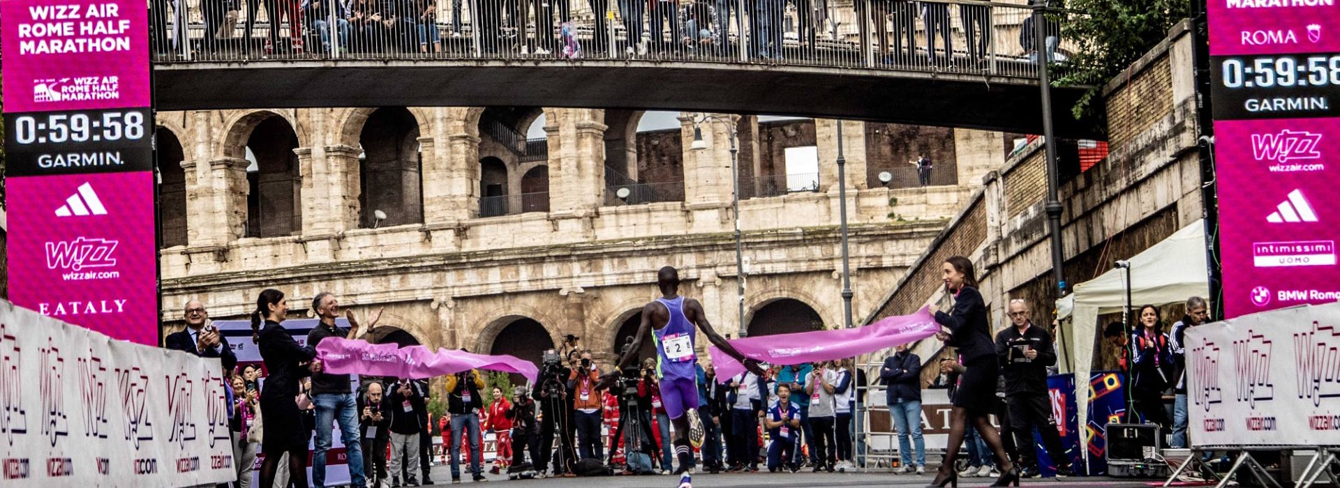 Runner all'arrivo della Wizz Air Rome Half Marathon sullo sfondo del Colosseo 