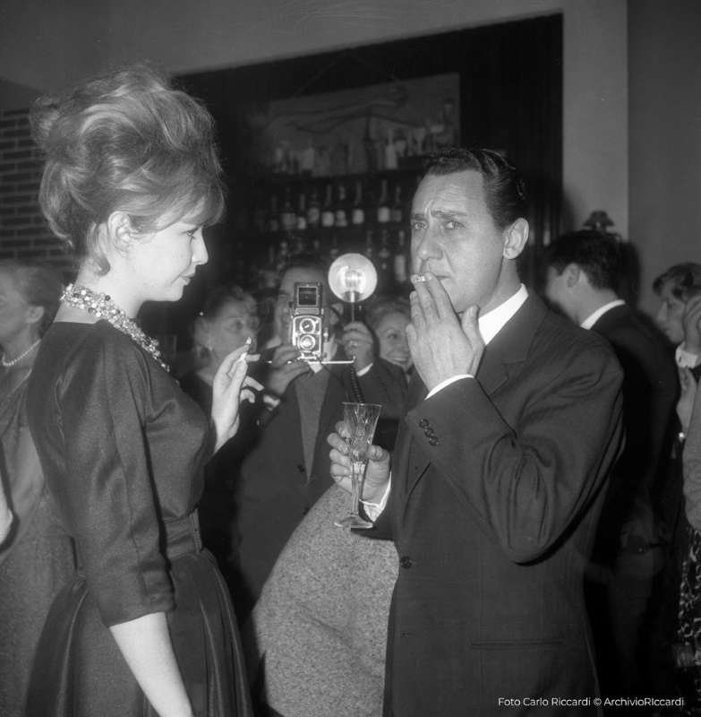 Alberto Sordi con Annette Stroyberg (1960) Alberto Sordi con Annette Stroyberg (1960)