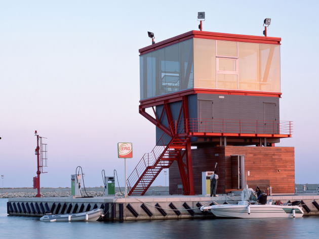 Foto: Maria Giuseppina Grasso Cannizzo, PMR2.2008 – Torre di controllo del Porto turistico, Marina di Ragusa (RG) 2008 © Hélène Binet.