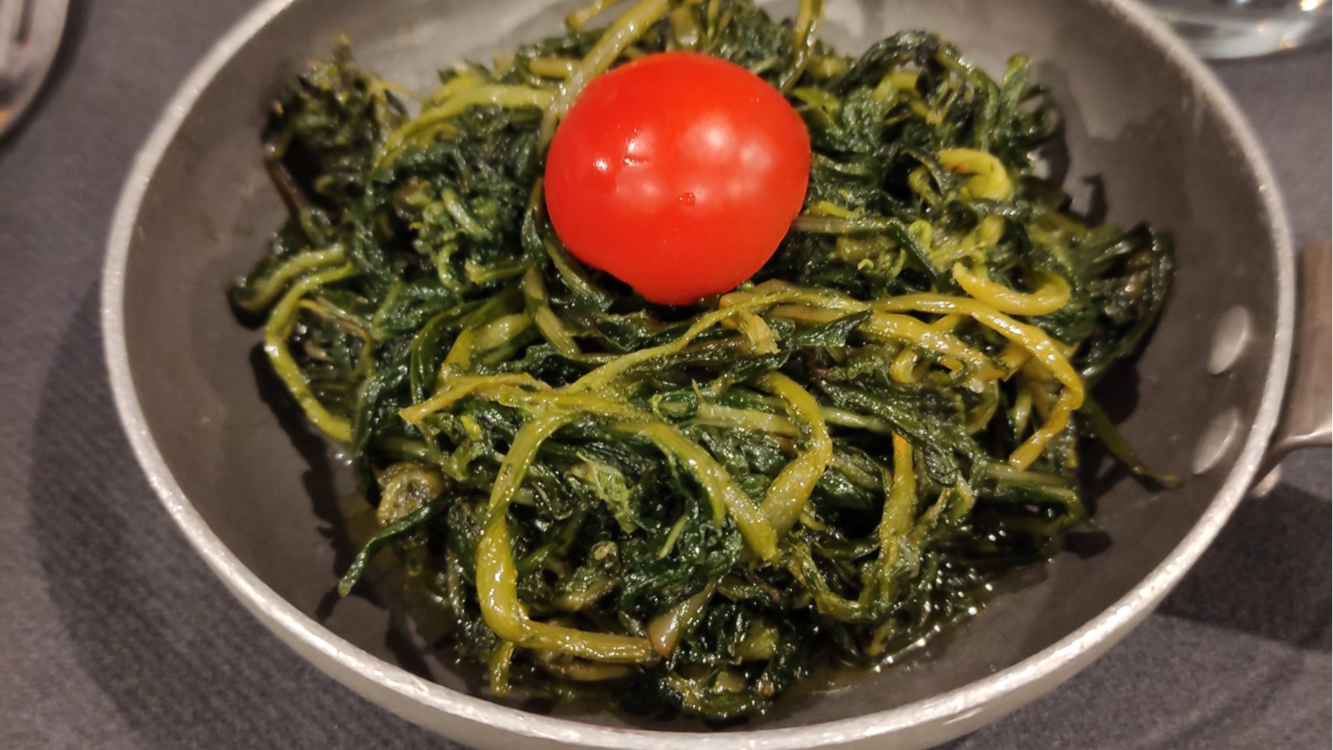 La cicoria ripassata: il contorno perfetto La cicoria ripassata: il contorno perfetto