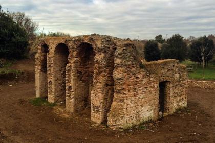 Cisterna romana monumentale Foto Parco Appia Antica Cisterna romana monumentale Foto Parco Appia Antica