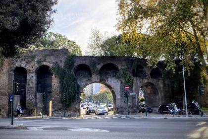 Porta Metronia foto Turismo Roma