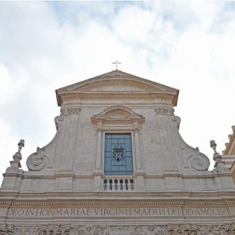 Santa Maria in Via - La facciata della chiesa vista da Largo Chigi