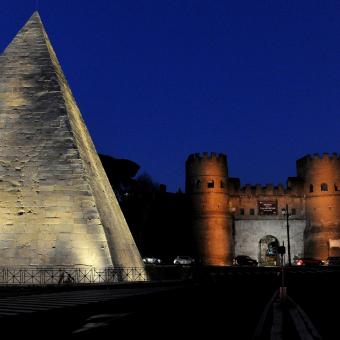 Piramide Cestia e Porta San Paolo by night Piramide Cestia e Porta San Paolo by night