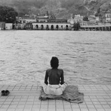 Meditazione in riva al Gange, Haridwar, India 1960