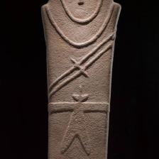 Statua stele con disegni in rilievo IV millennio a.C., Arenaria, Al-Ula Museo Nazionale Riad