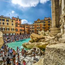 Fontana di Trevi con gente