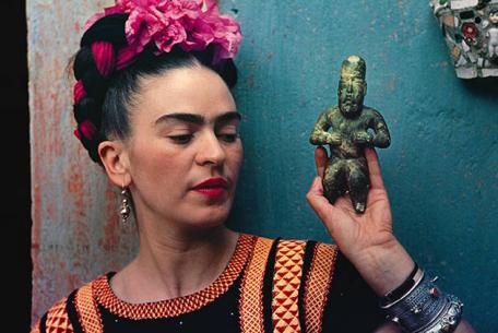 © Nickolas Muray Photo Archive, Frida con statuetta Olmeca, Coyoacán 1939 (stampata 2005),Stampa al carbone, 27,31x40 cm,cc 51,44x61,60x2,54 cm © Nickolas Muray Photo Archive, Frida con statuetta Olmeca, Coyoacán 1939 (stampata 2005),Stampa al carbone, 27,31x40 cm,cc 51,44x61,60x2,54 cm
