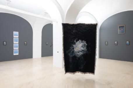 Affrettati lentamente, Conversation piece XI, Enrique Ramirez. Foto Daniele Molajoli.jpg Affrettati lentamente, Conversation piece XI, Enrique Ramirez. Foto Daniele Molajoli