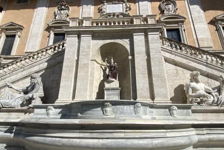 Fontana della Dea Roma in Piazza del Campidoglio Fontana della Dea Roma in Piazza del Campidoglio